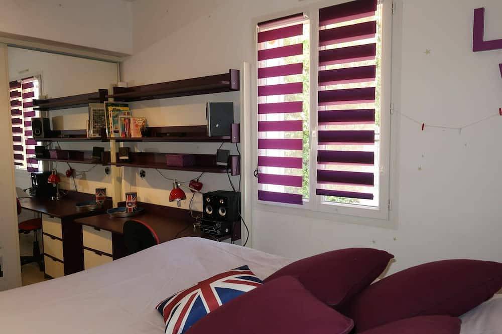 Stunning private villa with Wifi, private pool, A/C, Tv, terrace, pets allowed and parking in Villelaure, Parc naturel régional du Luberon