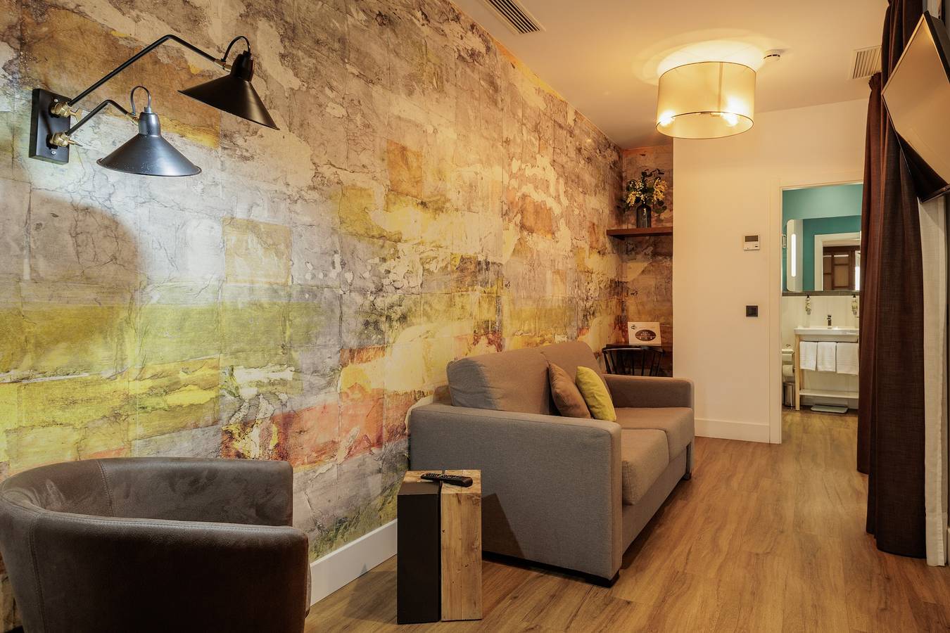 Ganze Wohnung, Suite Balkon Magdalena: Private Terrasse, Pool & Wlan im Herzen von Sevilla in Casco Antiguo, Sevilla