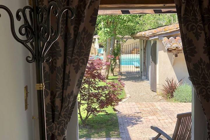 Gîte pour 2 personnes, avec piscine ainsi que terrasse et jardin à Saint-Seurin-de-Prats