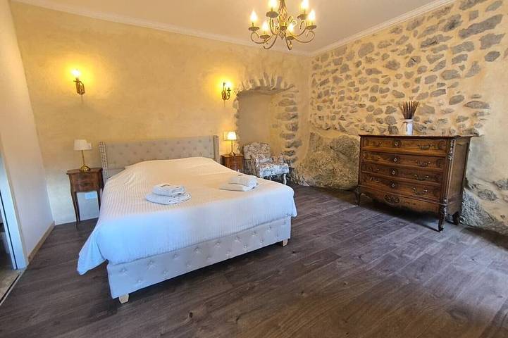 Location de vacances pour 16 personnes, avec terrasse ainsi que jacuzzi et jardin dans Montfroc - 2