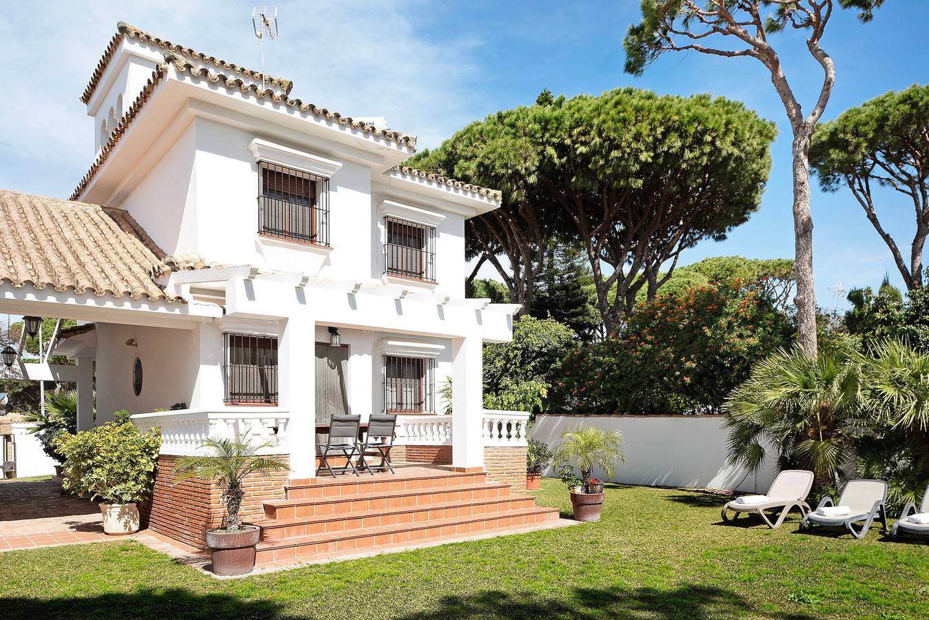 Villa 'Margaritas' con piscina privada, Wi-Fi y aire acondicionado in La Barrosa, Chiclana de la Frontera