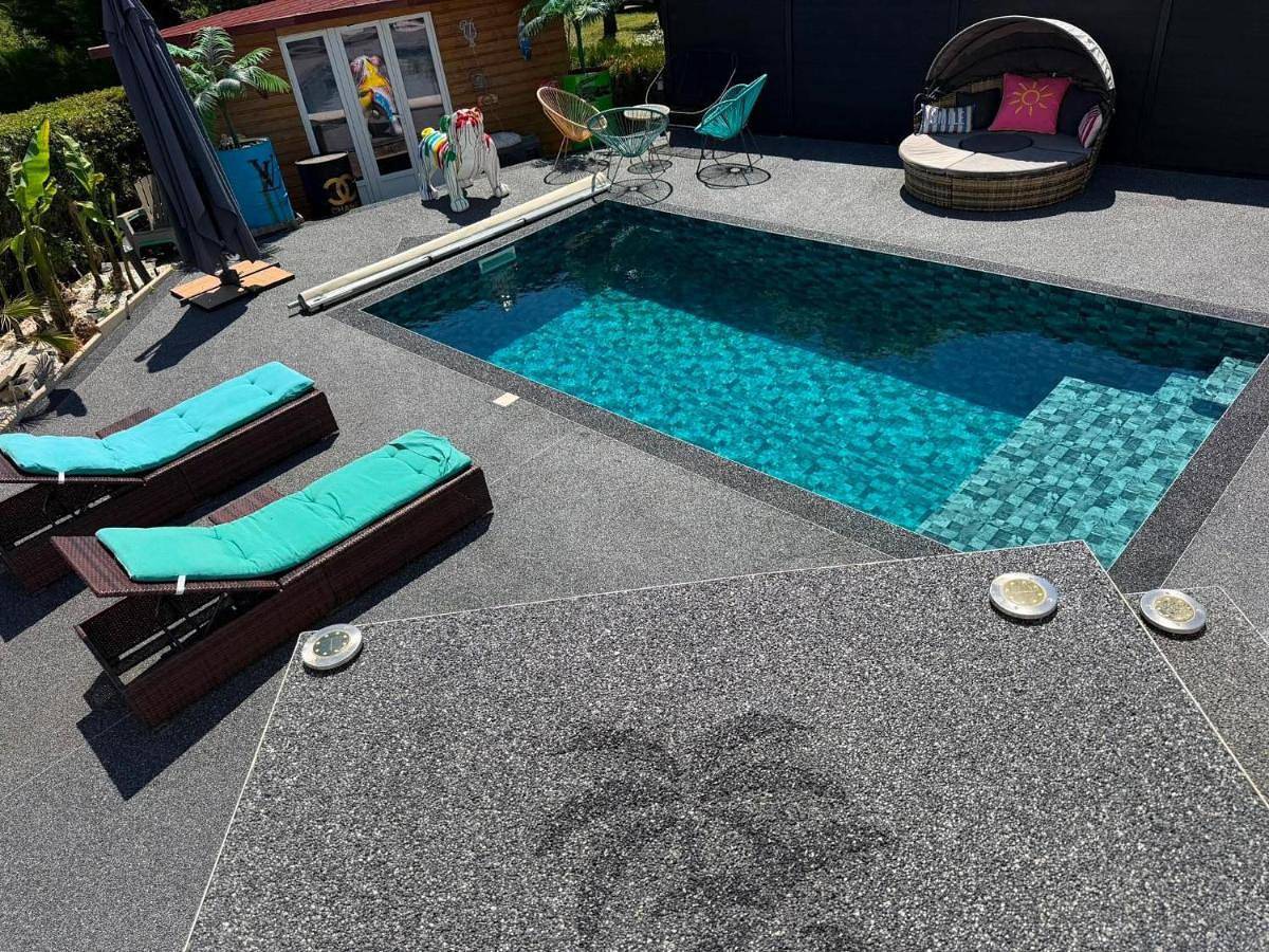 Maison cocooning , avec double jacuzzi et piscine in La Machine, Nièvre