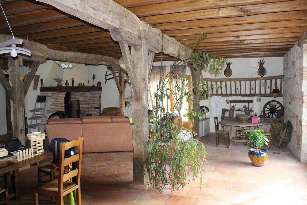 Piscine, chambres familiales, table d'hôtes in Seysses-Savès, Toulouse et ses environs