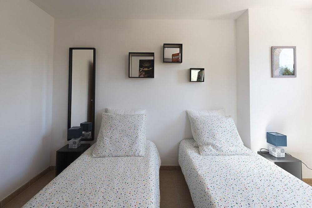 Entire apartment, Self-contained 2-bedroom apartment in beautiful Provencal villa in Flassans-sur-Issole, Brignoles region
