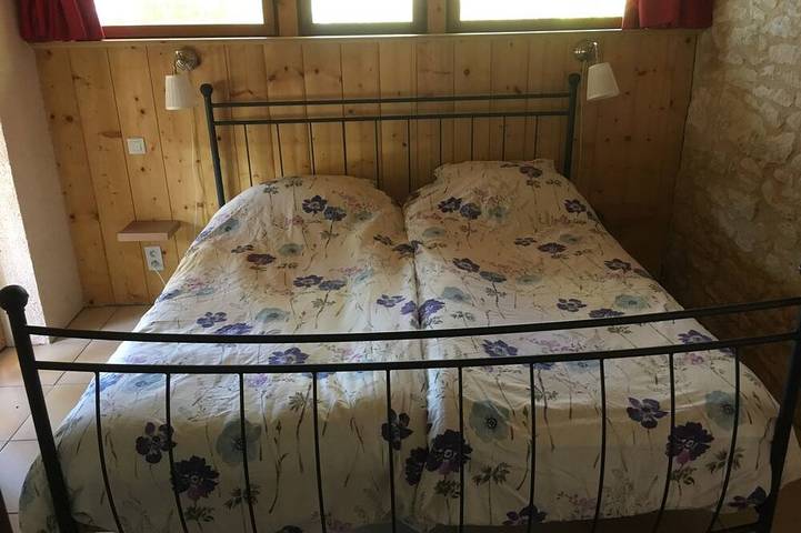Location de vacances pour 2 personnes, avec piscine ainsi que jardin et jacuzzi à Douzains - 2