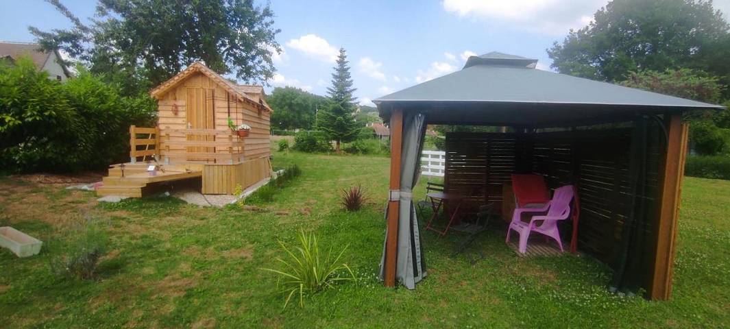 Camping pour 2 personnes, avec Terrasse et Jacuzzi ainsi que Jardin et Vue