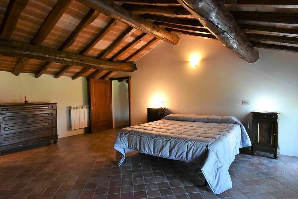 Schönes alleinstehendes Ferienhaus für 8 Gäste mit Pool,  W-Lan, Tv, Terrasse und Panoramablick in Castana, Oltrepò Pavese