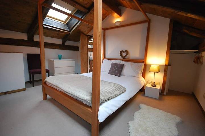 Unique character chalet in central Samoens, 2 bedrooms, sauna, log fire, terrace in Samoëns, Region Bonneville