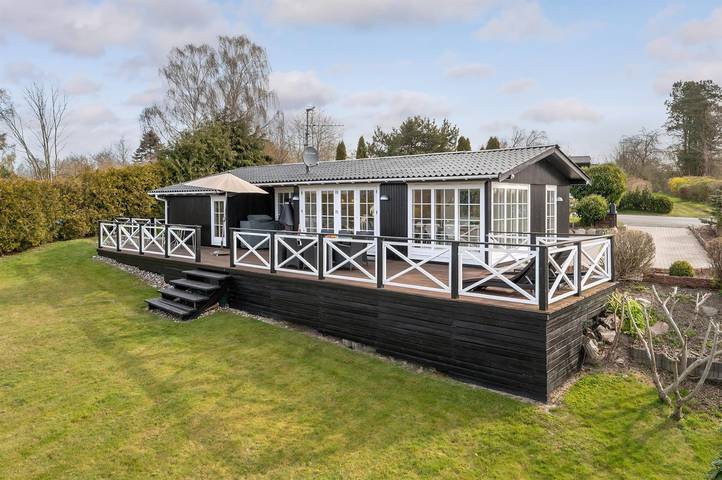 Ferieudlejning for 6 personer, med terrasse og have i Dronningmølle