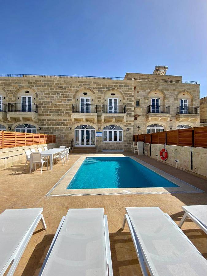 Location de vacances pour 12 personnes, avec piscine ainsi que jardin et jacuzzi dans Sannat