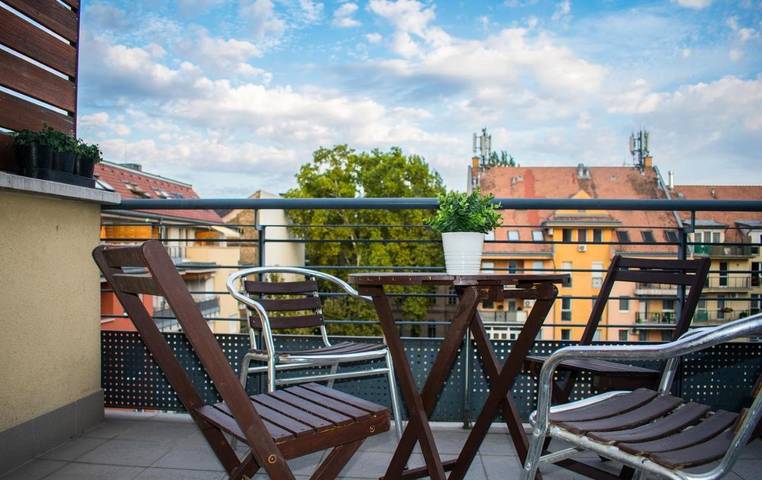 Ferienwohnung für 4 Personen, mit Balkon und Terrasse sowie Garten und Ausblick in Budapest