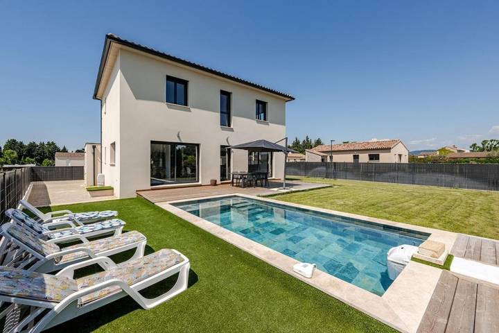 Appartement de vacances pour 12 personnes, avec vue ainsi que piscine et jardin
