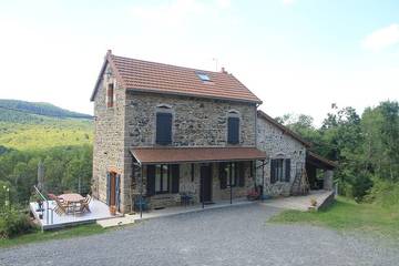 Gîte pour 13 personnes, avec jardin et balcon à Lavoine