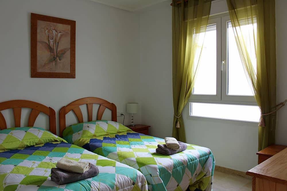 Entire apartment, 2 bed 2 bath South Facing apt with Amazing Views of the Pool & Golf Course in Brisas y Golf, Orihuela