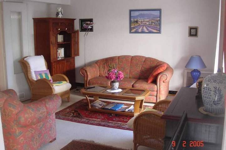 Appartement entier, Appartement 75 m2 environ avec grande terrasse et jardin fleuri, proximité plage in Antibes, Côte méditerranéenne (France)