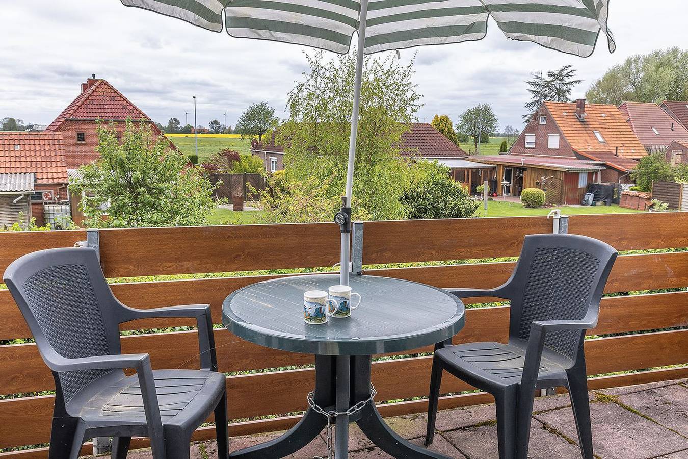 Ganze Wohnung, Abseits vom Trubel der Küstenbadeorte können Sie in dieser freundlichen Oberwohnung herrlich entspannen.Vom ausgiebigen Strandleben sind sie dennoch nur ca. 5 km getrennt. in Altfunnixsiel, Wittmund