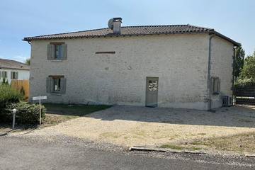 Gîte pour 8 personnes, avec jardin à Chalais
