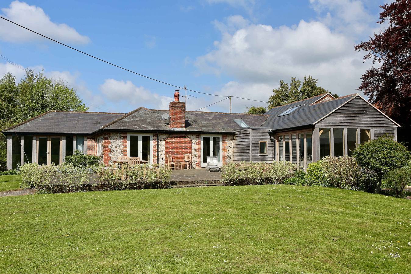 Charming Cottage for 10 in Heart of South Downs in South Downs