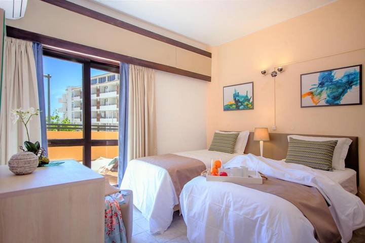 Aparthotel para 4 pessoas, com piscina e piscina infantil em Albufeira