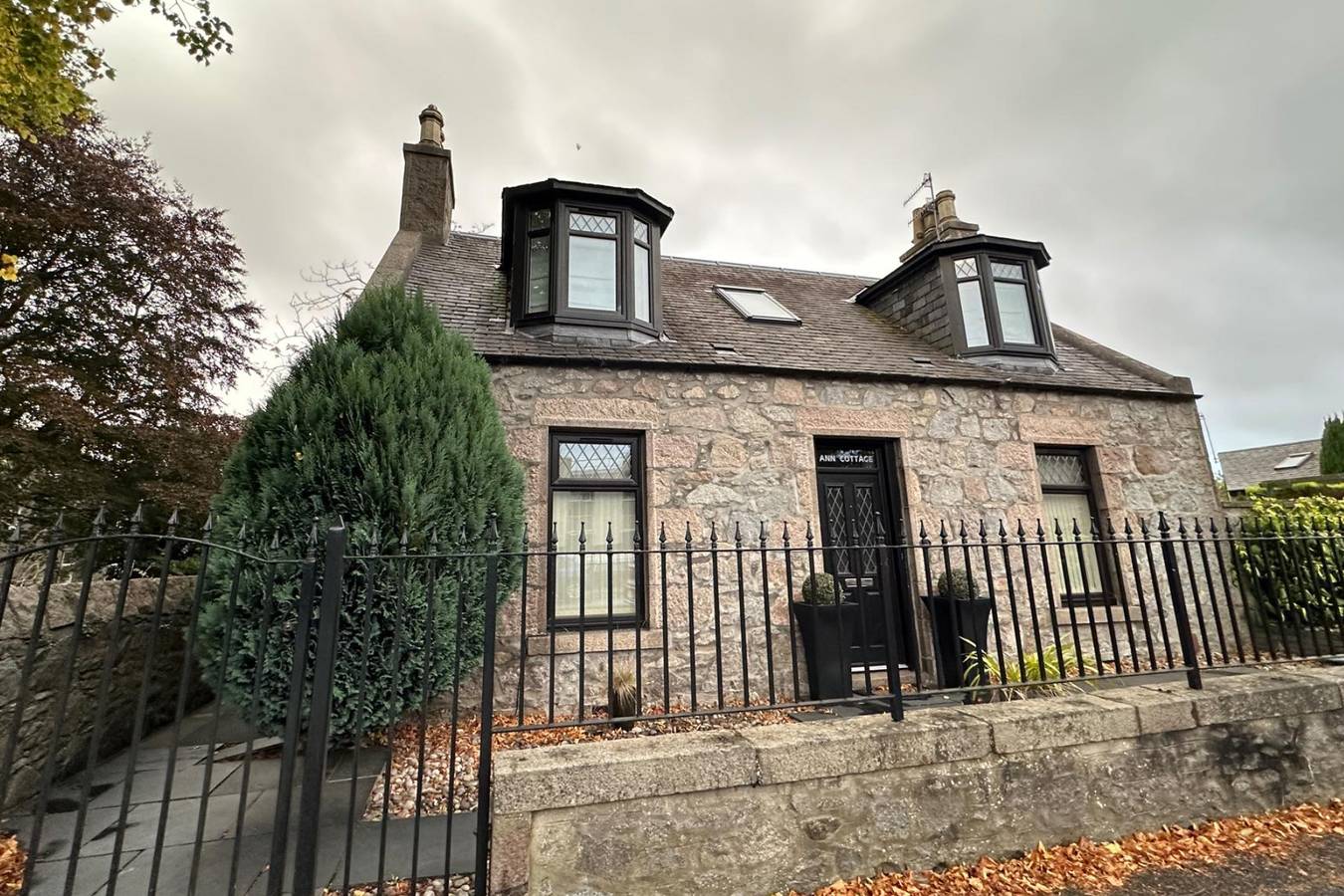 3 Bed Cottage Sleeps 2 with Parking, Garden & Wifi in Aberdeen, Aberdeenshire