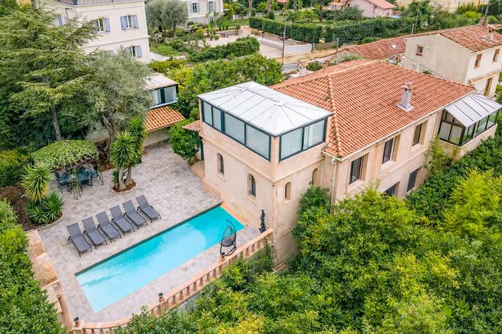 Villa voor 12 personen, with Whirlpool and Terras as well as Tuin and Sauna in Cannes