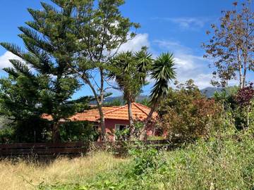Gîte pour 3 personnes, avec jardin dans Arco da Calheta