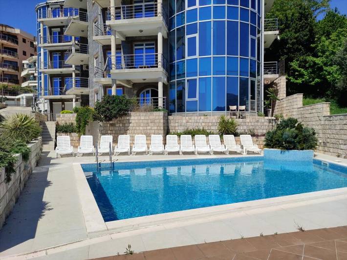 Ferienwohnung für 4 Personen, mit Pool und Terrasse sowie Ausblick in Budva - 2