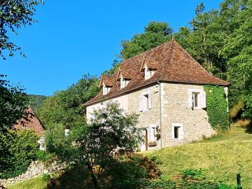 Chambre d’hôte pour 4 personnes, avec jardin ainsi que vue et piscine à Tour-de-Faure
