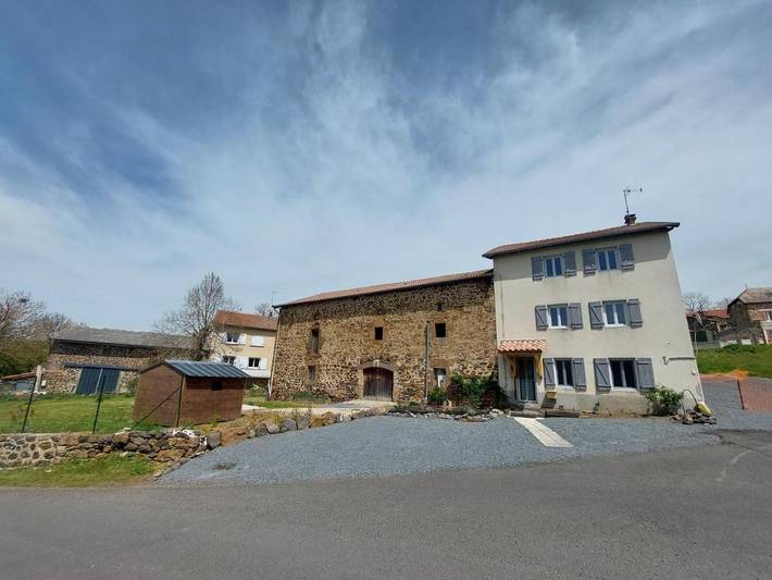 Location de vacances pour 14 personnes, avec Terrasse ainsi que Jardin et Vue à Talizat