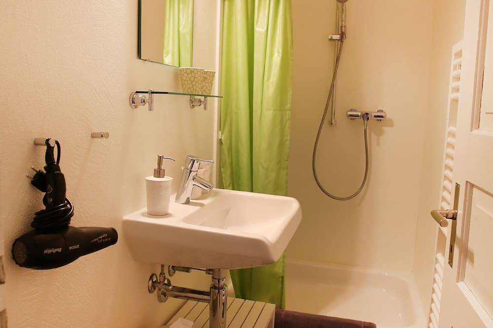 Ganze Wohnung, Stilvolle, grosszügige 1.5-Zimmer-Ferienwohnung 42m2 in Jugendstil-Villa! in Chur, Plessur Alpen