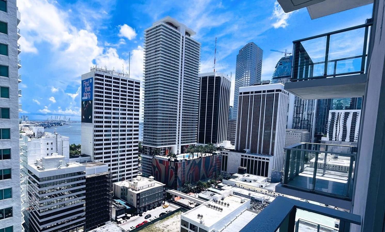 Entire studio, Wake Up to City Views     Pool Gym   High speed Wifi in Miami, Florida