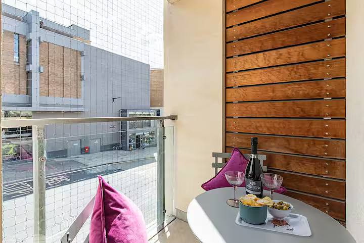 Entire apartment, Pass the Keys | Oxford Castle - City Centre Apartment + Balcony in Oxford, Oxfordshire