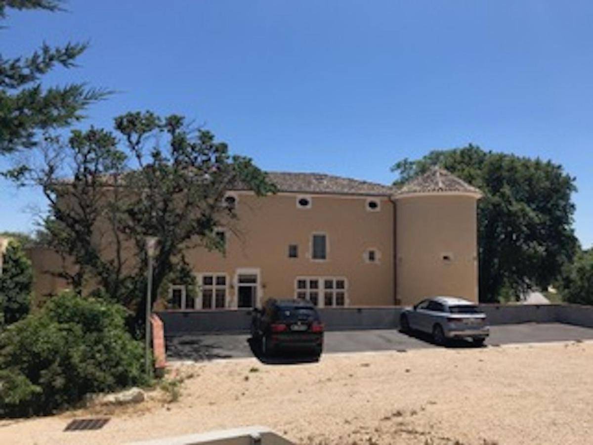 Appartement entier, Two-Bedroom Apartment in Lussan, Région de Nîmes