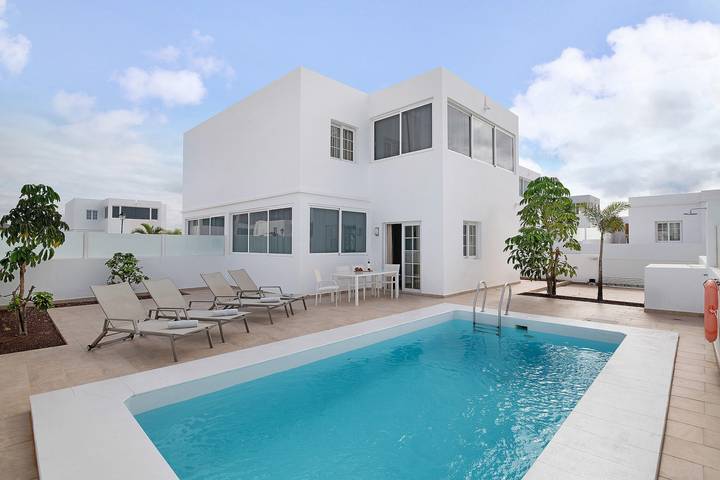 Vacation Villa 'Khaleesi' with Sea View, Private Pool and Wi-Fi in Playa Blanca, Yaiza