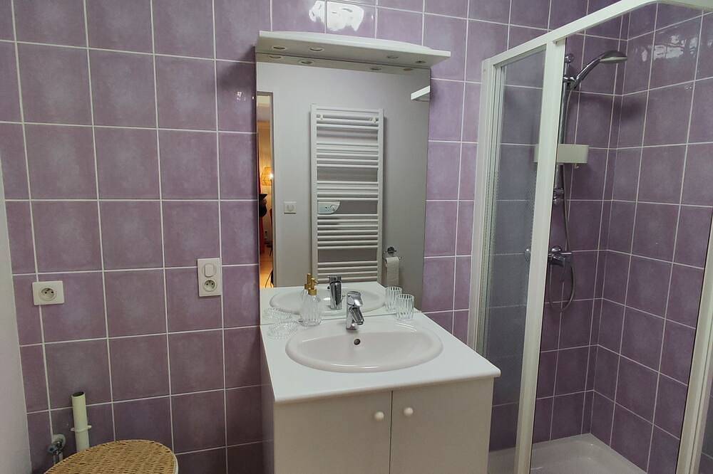 Appartement entier, Appartement 35m2 au coeur du village à 5mn de la Rcea à 25mn gare Tgv-clunisois in Dompierre-les-Ormes, Région de Mâcon