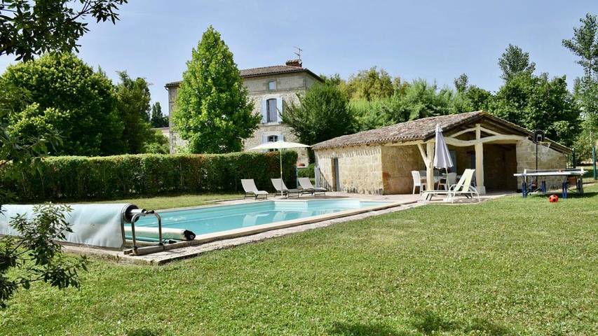 Location de vacances pour 11 personnes, avec piscine ainsi que jardin et vue, animaux acceptés à Puysserampion