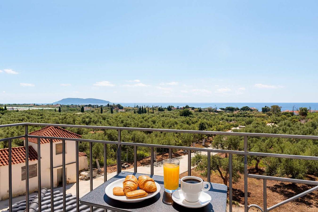 Ganze Wohnung, Serenity and Views - Beachside Escape in Golf von Kyparissia