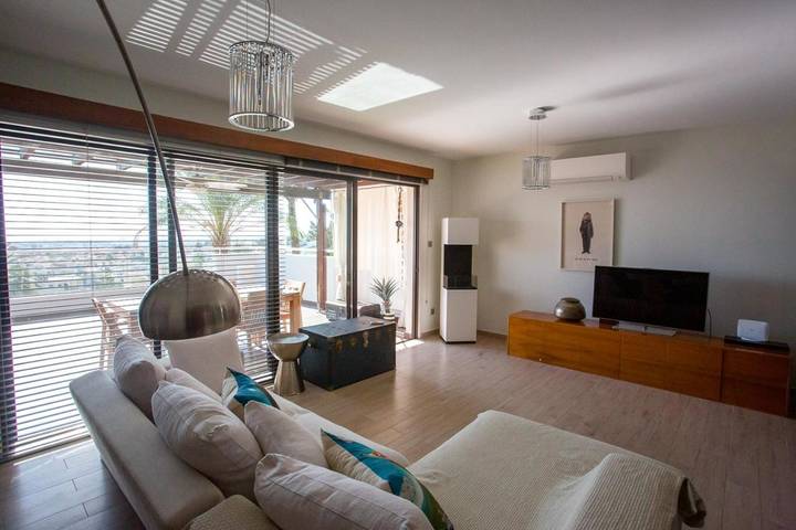 Gîte pour 6 personnes, avec balcon ainsi que piscine et vue, adapté aux familles dans Oróklini - 4