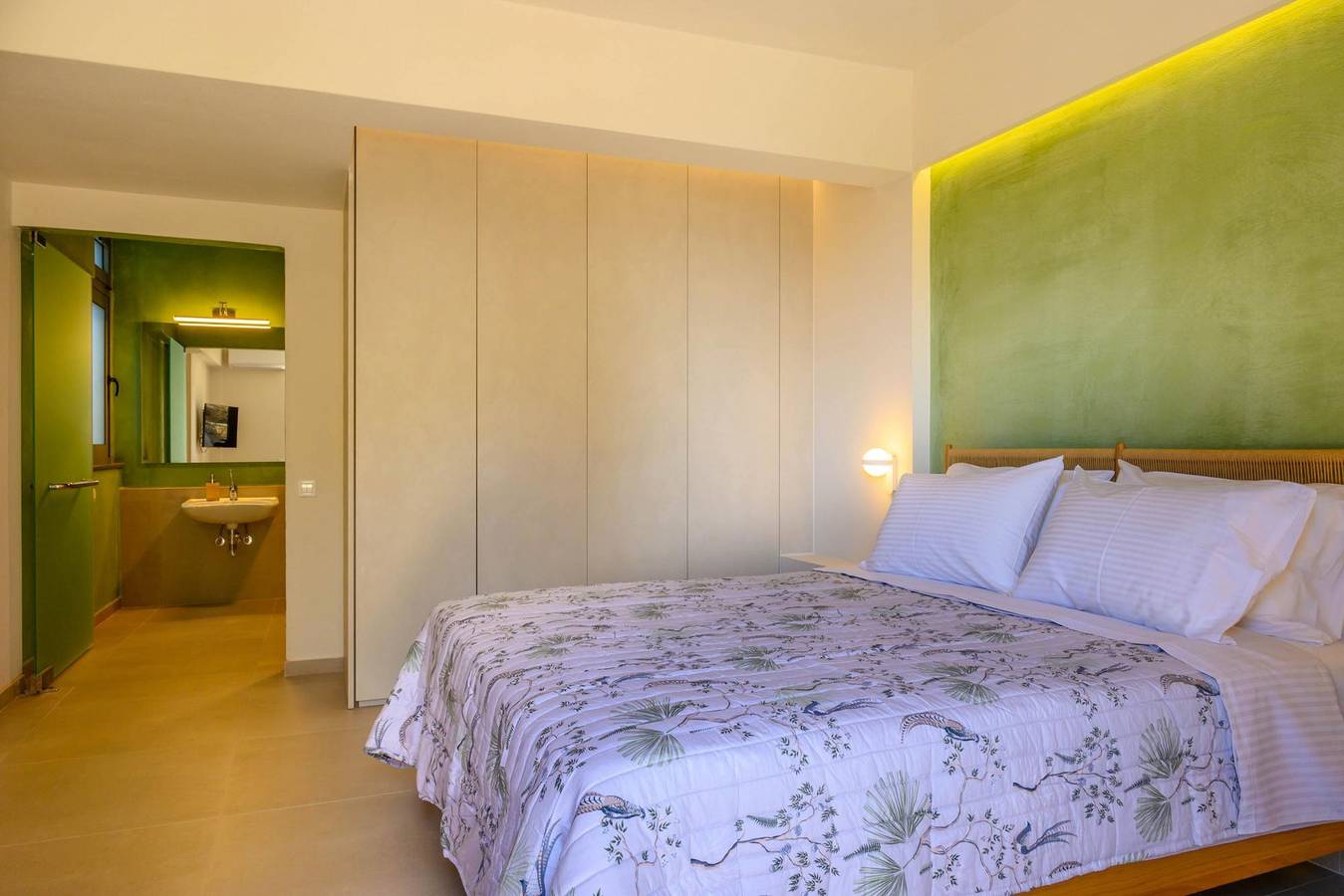 Ganze Wohnung, Heartwood Suite w Shared Pool by Roots Suites in Lasithi