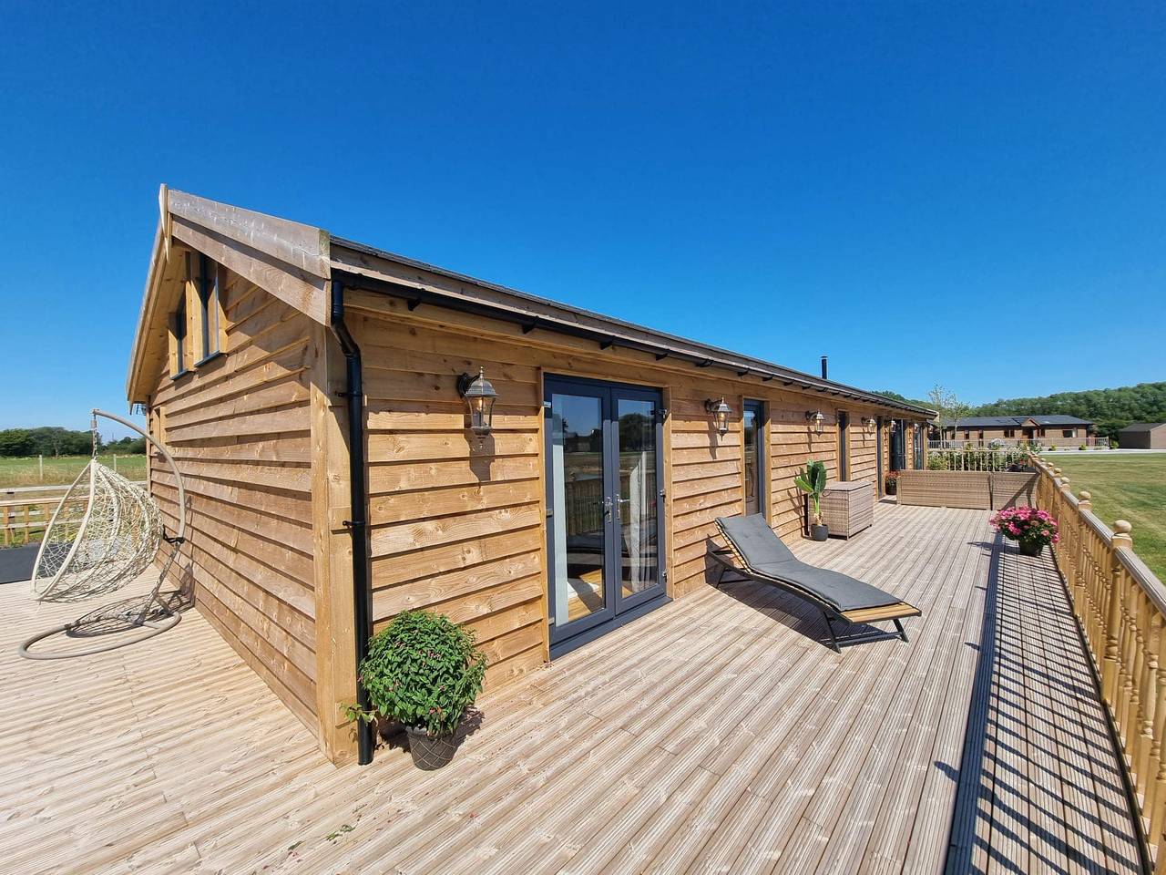 4Bed Lodge Sleeps8-Pet Friendly-Hot Tub-Log Burner in Yapham, East Riding of Yorkshire