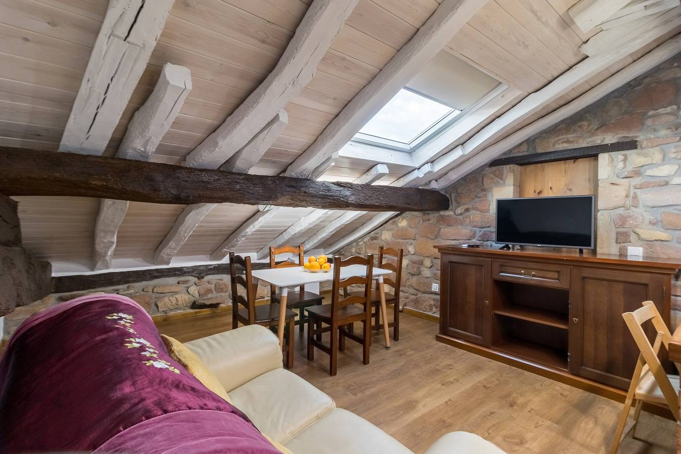 Casa Rural 'Velarde Apto 2' con Vistas a la Montaña, Jardín Privado y Wi-Fi in Torrelavega, Costa de Cantabria