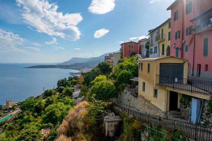 Ferienwohnung für 2 Personen, mit Balkon und Terrasse sowie Ausblick in Grimaldi (Ventimiglia)