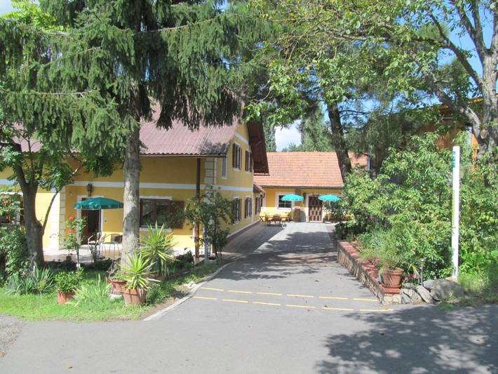 Ferienwohnung für 8 Personen, mit Balkon und Terrasse sowie Garten und Pool