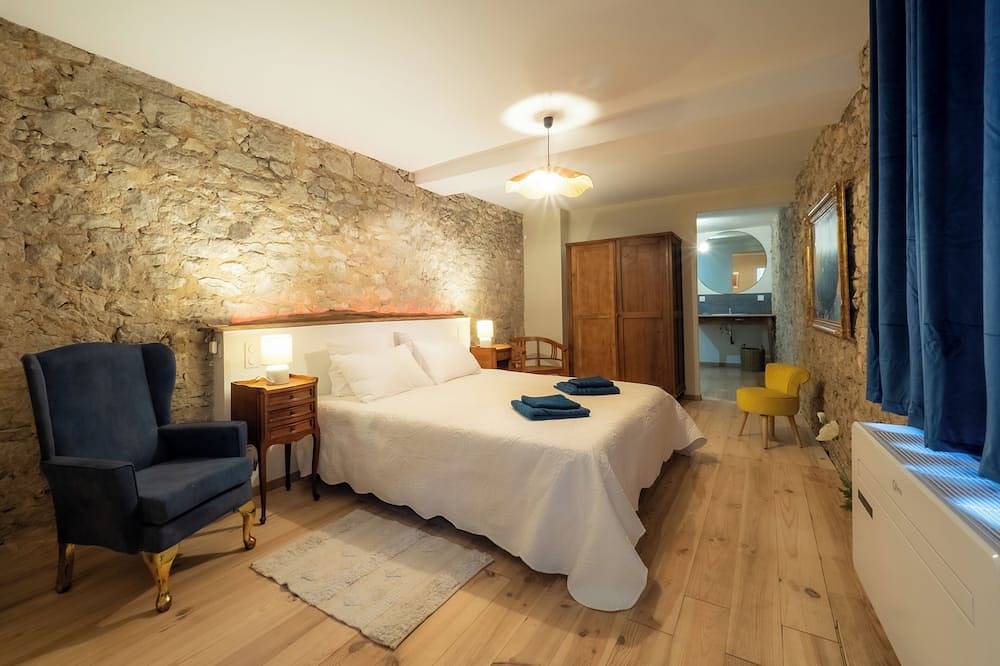 Le Gentil Coquelicot, all the charm of an old, tastefully renovated house. in Monpazier, Périgord Pourpre
