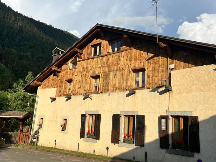 Chambre d’hôte pour 4 personnes, avec terrasse ainsi que jacuzzi et jardin