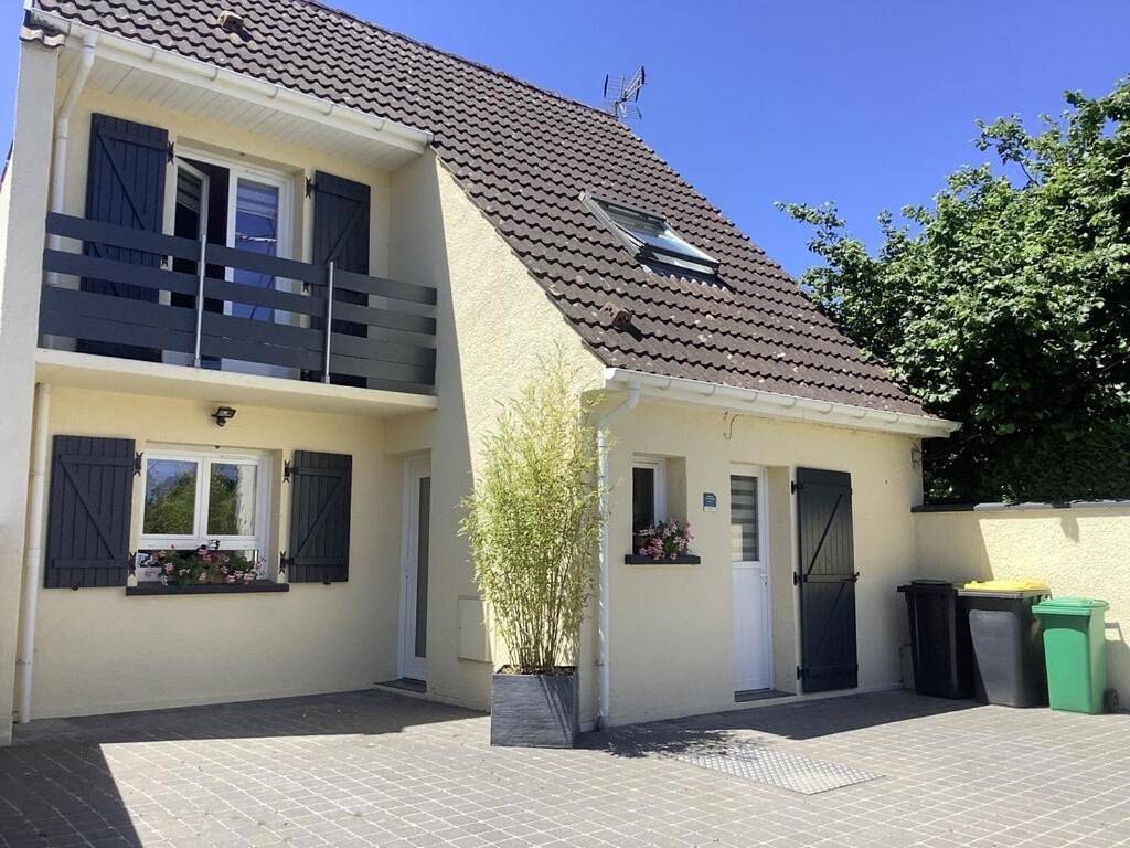 Three-Bedroom House in Buire-le-Sec, Région de Montreuil