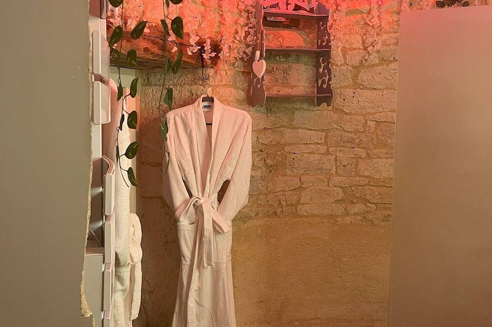 Love Room Le Secret du Pigeonnier Jacuzzi and Hammam - Gorges de l'Aveyron in Lavaurette, Macizo Central