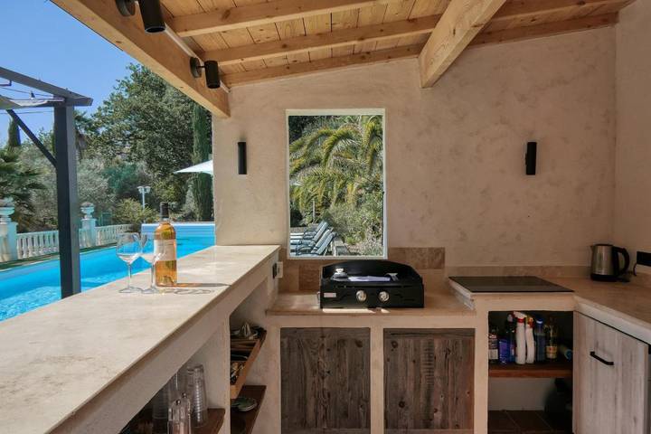 Location de vacances pour 12 personnes, avec jardin ainsi que piscine et vue, animaux acceptés à Roussas - 2