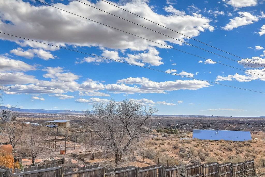 Stadtlichter bei Nacht und Berge in Corrales, Sandoval County