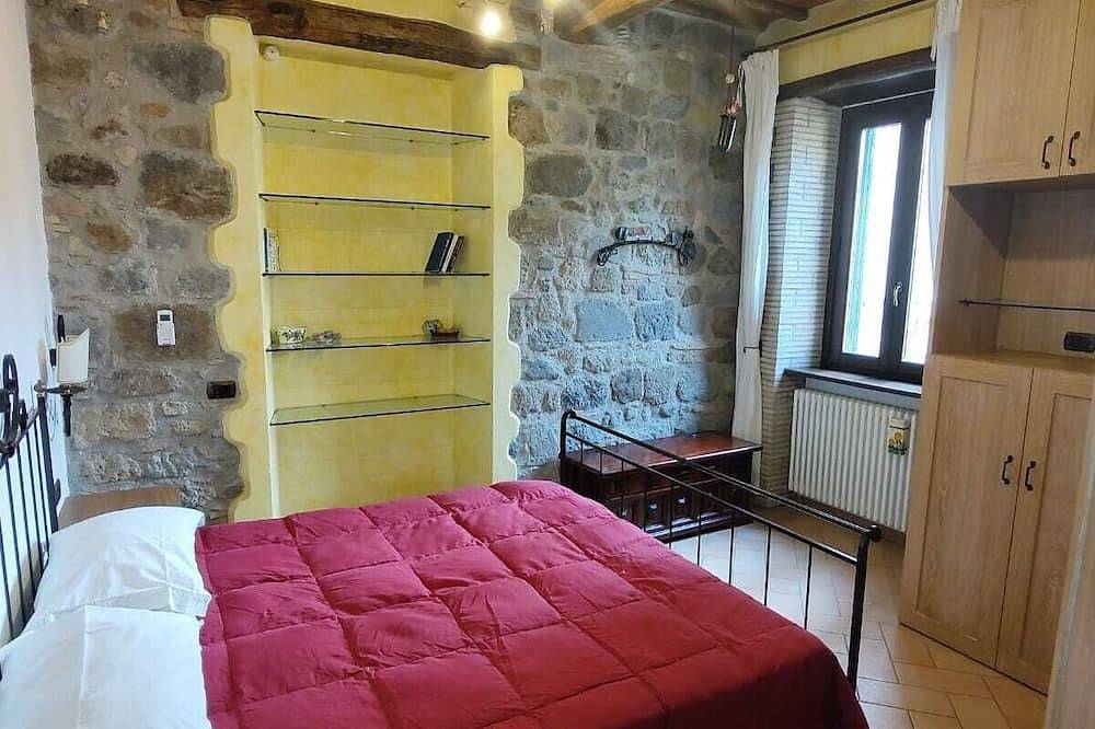 Entire apartment, Finely renovated tourist apartment in the historic center of Bolsena in Bolsena, Lake Bolsena